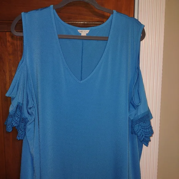 Women's cold shoulder top with lace - Picture 1 of 5